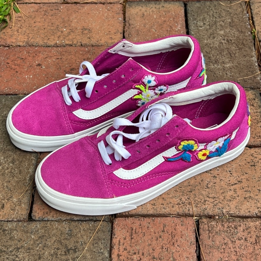 NEW VANS Old Skool Embroidered Flower Sneakers in Fuchsia Pink